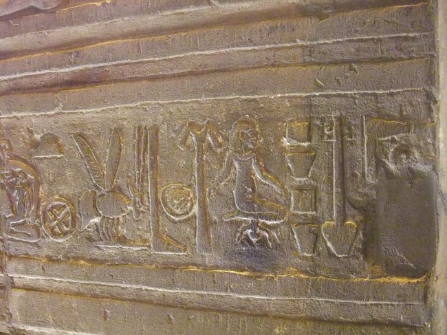 女性が子供を産む珍しいレリーフ。