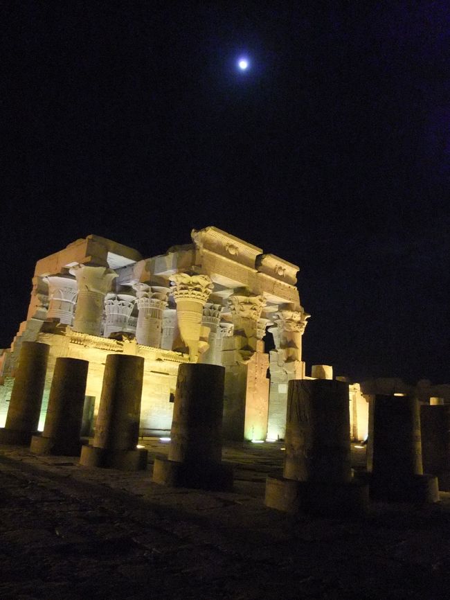 <br />月と神殿。