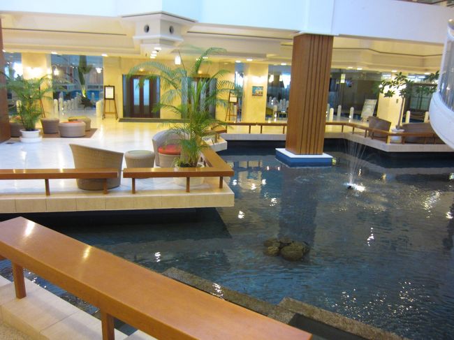 ロビー。<br /><br />ホテルの1階には魚が泳いでいます。