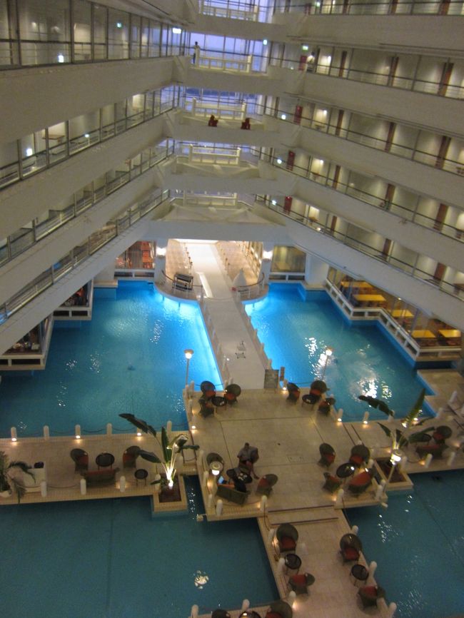 中は大きな吹き抜けになっています。