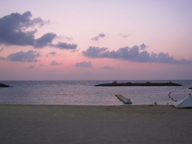 ホテル前のビーチでの一枚。<br /><br />チェックインした頃には日も暮れかけていました。