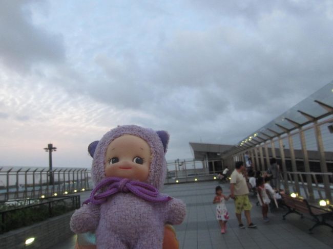 成田空港を夜遅くに出る便で出発です。<br />成田でお夕飯を食べてゆっくりしようと目論み、まずはネイルサロンへ。<br />爪が乾くまでデッキで夕涼みです。