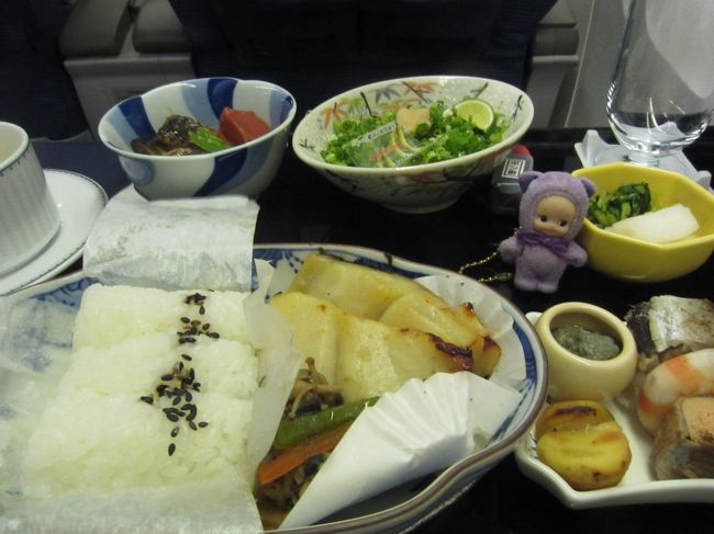 空港でお夕飯は食べたのですが、それでも小腹がすいていたので、機内食もいただいちゃいます。<br />和食メニューです。