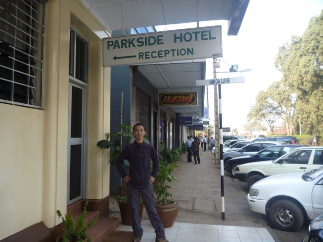 ナイロビ市内のパークサイドホテル、トリプルルーム3500KSh<br />路上に出ると、すぐに黒人から声をかけられ、お土産屋の勧誘、白タク<br />の客引き、靴磨きなど、落ち着いて街を見るような環境ではありませんでした。