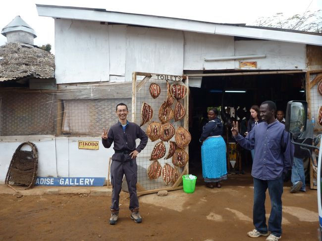 ケニアとタンザニアの国境付近でトイレ休憩。お土産屋を通過しないと<br />トイレには行けませんでした。