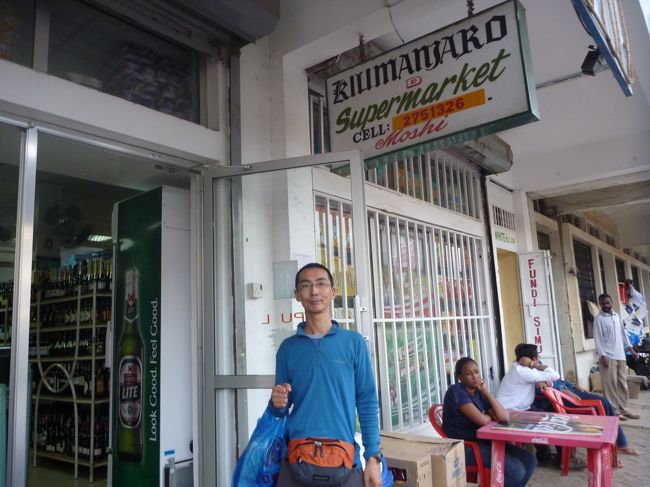 モシのスーパーマーケット。明日からの水とお土産を購入