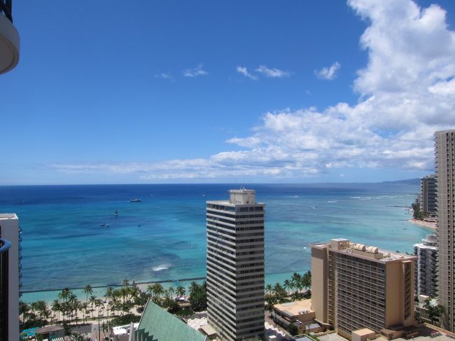 部屋からも海が見えます。<br />気持ちいいですなぁ。<br />こんな気持ちいい海を横目に、早速アウトレットにでかけます。<br />行ってきまーす！