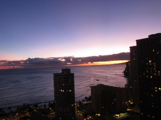 ただいま〜！<br />戻ってきたら見事な夕暮れ時。<br />夏の最後の売りつくし＆円高のおかげでかなり安くお買いものができました。満足満足。