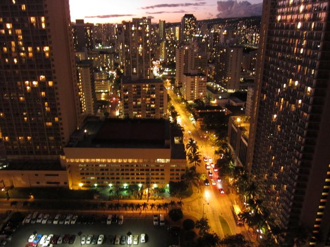 夕暮れ時の街中の写真です。<br />なかなかきれいに撮れました！<br />このカメラのF値2.0の実力がやっと発揮された瞬間かも。<br />さぁ、お夕飯に行きますか。