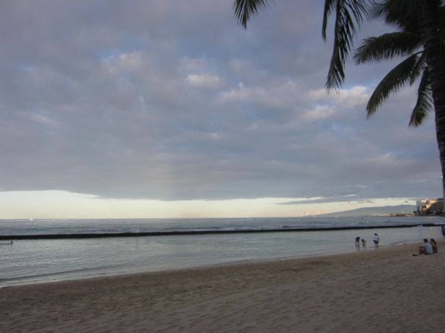 Good Morning, Honolulu！！<br />朝です。ビーチはまだ人影まばら。<br />涼しくて気持ちいいです。