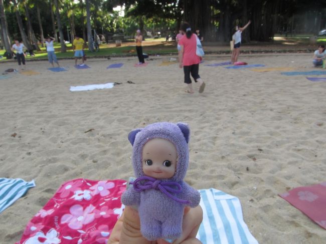 7：00すぎからのビーチヨガに参加します。<br />砂浜に寝転んで朝の空を見上げてストレッチ。<br />ハワイに来ることができてよかったぁ、と幸せを実感します。<br />もっと言うなら、「地球に生まれてよかったぁ〜」的な。