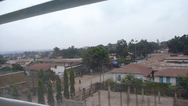 モシのバッファローホテルからの眺め。街からは一度もキリマンジャロは<br />見えませんでした。