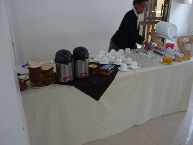 朝食はバイキングスタイルと思いきや、お代わりをしようとすると、<br />怒られました。