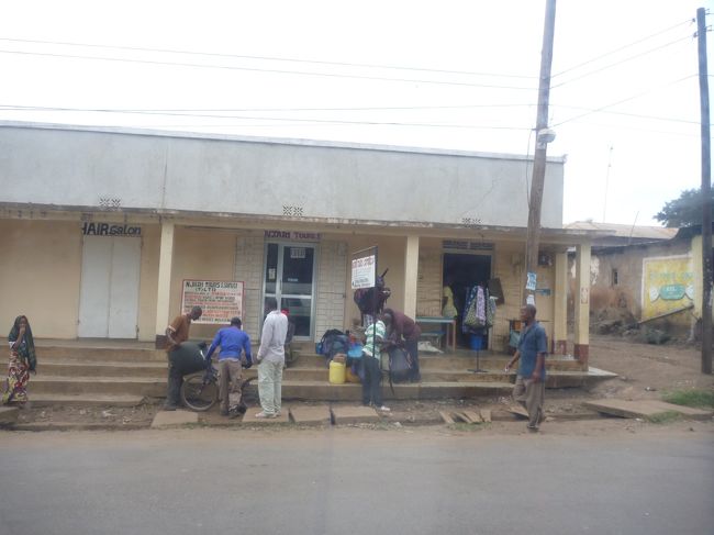 今回のツアー会社　NJARITOURS&amp;SAFARI<br />ホテルまで迎えに来てもらい、ここでガイド、アシスタントガイド、<br />コック、ポーターと一緒に登山口であるマラングゲートへ向かいます。<br />