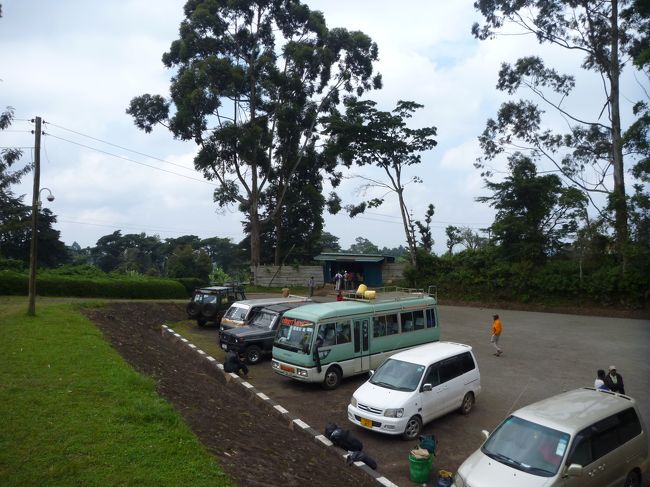 マラングゲート駐車場。クルマはほとんど日本車でした。