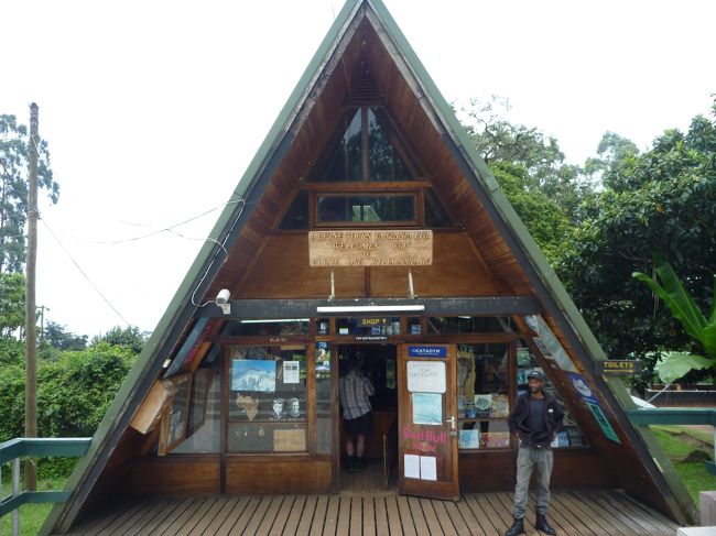 マラングゲートの事務所です。ここで入山許可を取ります。<br />