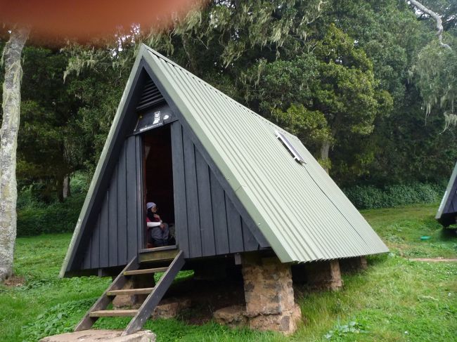 小屋は４人部屋が２つあり、壁で区切ってました。<br />壁の向こうはわかりませんが、私たち３人で使用しました。