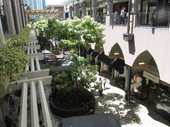 アラモアナでも、夏物処分セール＆円高のおかげでびっくりするぐらいのお値段でお買い物ができました。<br />macy'sでは洋服が10ドル以下連発！<br />レジのお姉さんと一緒に、割引さらに割引で1着8ドル台とかが出るたびに二人で「Wao!!」と驚いてました。<br /><br />ちなみに買った重たい洋服達は、同じくmacy'sで買ったキャリーバッグ（ずっと欲しかったtravelproというメーカーのもの）に入れてガラガラしたので楽チン！！<br />庶民派デパートmacy's、万歳！！