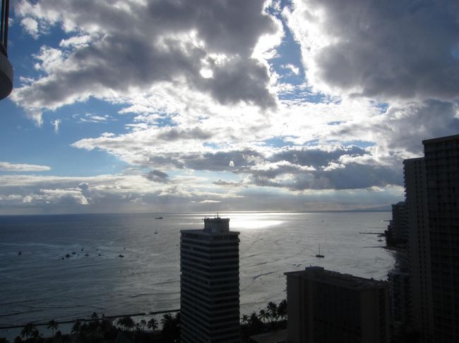 いったん荷物を置きにホテルへ。<br />もうすぐ夕暮れです。