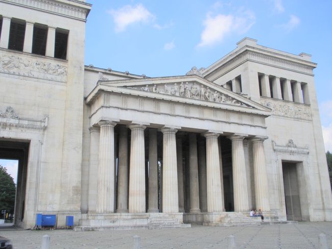 フュッセンから約2時間でミュンヘンへ。<br />宿で荷物を置かせてもらったら、すぐにアルテピナコテークへ。<br />地下鉄(一日券は３人で9.8ﾕｰﾛでした）を出てすぐ、ここはケーニヒス広場です。<br /><br />広場を歩いて10分くらいで到着。<br /><br />