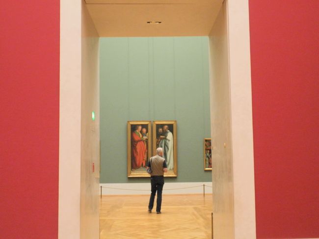 アルテ･ピナコテークとノイエ・ピナコテークの共通チケットが12ﾕｰﾛ。モダン･ピナコテークも見たいけどさすが二時間が無いので２館にすることに。<br /><br />写真を撮らせていただけるのがうれしいですね。<br /><br />ここの美術館のいいところは、多くの部屋の突き当たりにあたるところに、アルテの中で最も有名な作品が展示され、遠くからでも有名な絵画が遠くにあるんだー。だんだん近くなってきたー。<br />どきどき。<br />やっぱり本物だー。<br />と、感動できるつくりになっているからでしょうか？<br /><br />この突き当たりにあるのは何か想像できますよね。