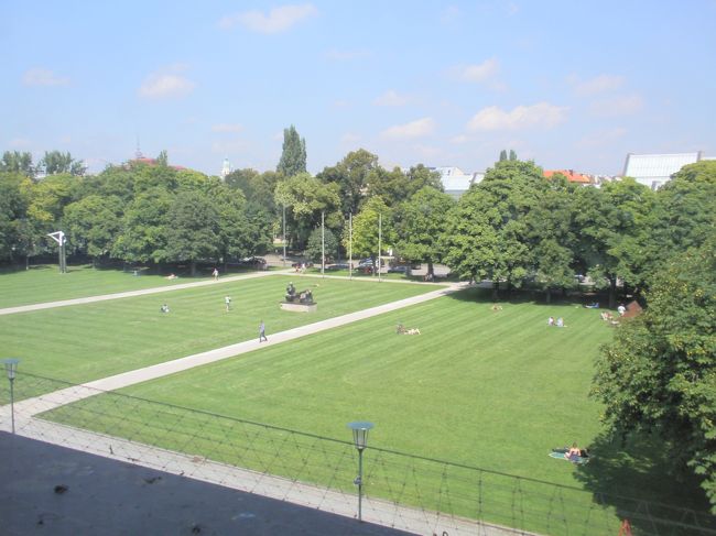 ピナコテークの中からノイエとの間の芝生を撮影。<br />ん･･･なんか人がごろごろしてるな･･･。<br />(後で判明）