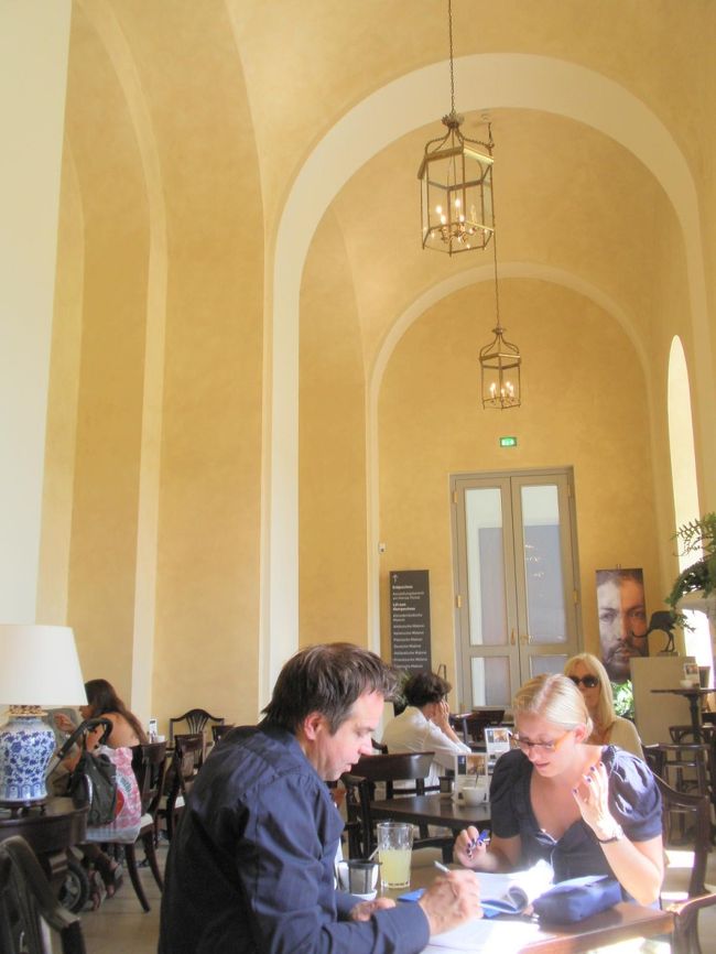 その後、ポンパドゥール夫人と記念撮影したり、ピーターブリューゲルの教科書に載せられそうにない絵画を撮影したりしながら、見学終了。<br /><br />アルテのほうのカフェで休憩。雰囲気もいいぞ。<br />ケーキ！ケーキ！！！！