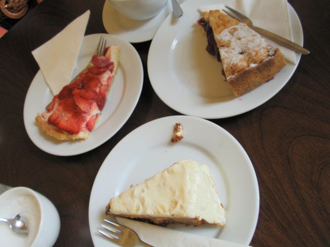 ケーキは4.25ﾕｰﾛくらいだったかな。私は、にんじんケーキを食べることに。(手前の白いの）本当に細かいにんじんが入っています。外側のシナモンクリームが重く感じる･･･。<br />さすがに胃が疲れているようです。<br /><br />すもものケーキ、にんじんケーキはこの後ミュンヘンのいろんなケーキ屋さんで何度も見ました。