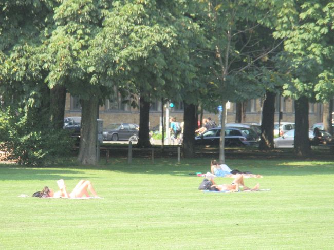 そして、ノイエのほうに向かうと･･･<br />なんと、こんな芝生の上で皆さん日光浴です。<br />しかも、あっちにもこっちにも･･･！！！
