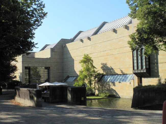 ノイエでは、１９世紀のフランス印象派が結構ありましたね。<br />セゼンヌは一点しか無いそうで出ていませんでした。<br />レストランはなぜかイングリッシュガーデン風。<br /><br />頑張れドイツ！<br />