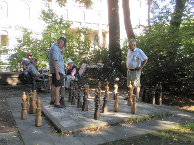 次はマリエン広場へ行ってみよう！ということで、もと来た道を戻っていると、おじ様たちが公園チェス。<br />夏の午後、涼しい木陰でいい感じです。