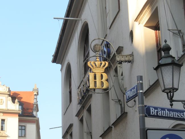 地下鉄を乗り継いで、マリエンプラッツへ。<br />歩いて有名なホーフブロイハウスへ。<br />この近くには、サッカーグッズを売る店が多い。