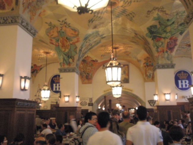 入口の当たりはかなり騒がしい。でもまだ時間が早いせいか空いている席も多い。