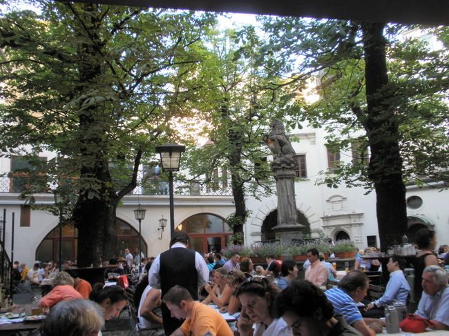 どこのお店でも、オープンエアのスペースから埋まっていくようす。<br />すでにこちらはいっぱいなので、オープンエアの席が見える席に着席！