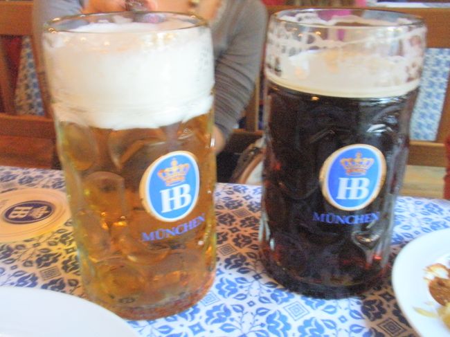 こうして、ついにジョッキは１リットルに･･･。<br />(私は飲めませんが）<br /><br />パン好きなものとして見逃せないのが、巨大なプリッツエルがバドガールのような売り子のお姉ちゃんたちが売って歩いているのです。<br />（ウエイトレスは年輩のおばちゃんがおおいのですが）<br /><br />メニューに書いてある普通サイズとは別のものです。(巨大な顔よりでかいサイズ４ユーロくらいかな）<br />まあ、とにかくビールに合うパンなんですね！