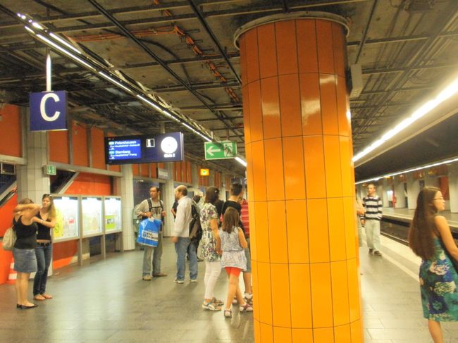 地下鉄では、来るときにもいましたが、テンションの高い集団が歌ってる〜〜〜。<br /><br />というか騒いでる〜〜。<br /><br />バイエルンミュンヘンの応援団かな〜〜。ちょっとこわいよ〜。<br />(写真にはちゃんと写ってません。すいません）<br />サッカーに熱い国でした。