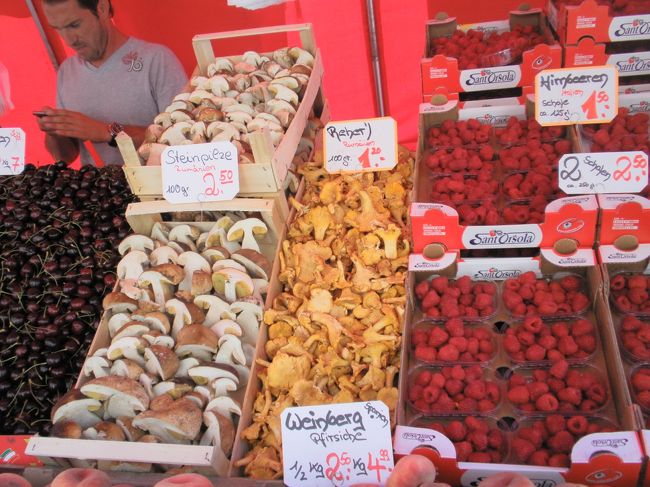 朝は、ヴィクトアーリエンマルクトへ。<br />私は、明日の朝帰国。今日は、パンの材料やらキッチン雑貨を買って帰ろう！<br /><br />で、ドライフルーツやナッツ類を大量に買い込みました。