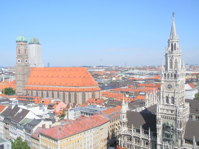 ペーター教会の展望台にも登ってみました。ちょっと前に、仕掛け時計をみていた新市庁舎やフラウエン教会も見えます。<br /><br />いい天気。きもちいい！