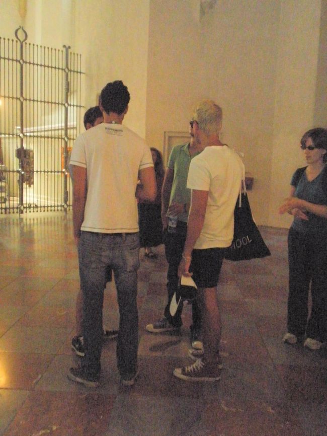 教会内部。なんかみんな集まってるな･･･。