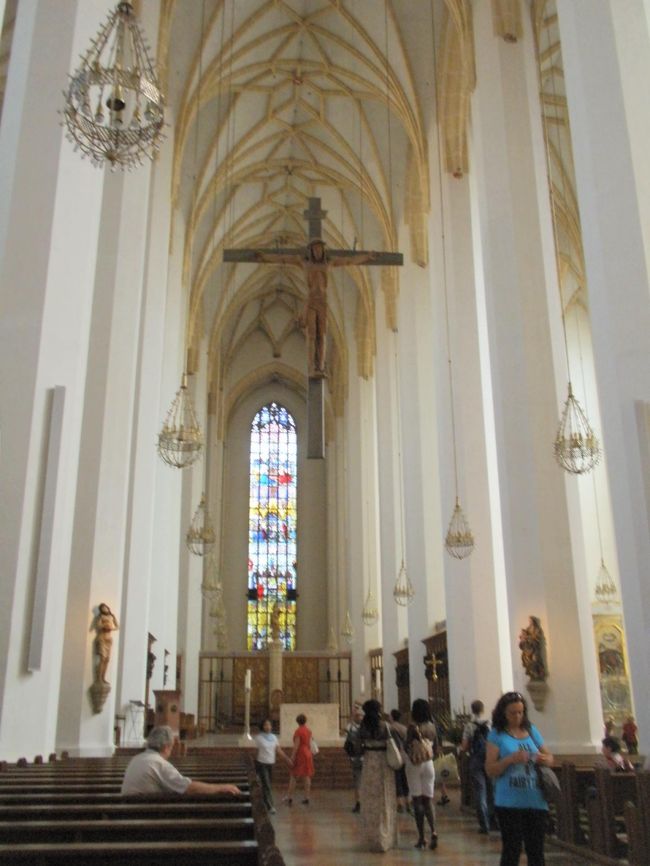 内部はやはり厳かな雰囲気。<br /><br />振り返ってみると･･･。