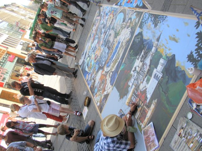 路上では、バイエルン王家やパフクブルク家の有名人がお城などとともに描かれていきます。<br /><br />アーティストですね。