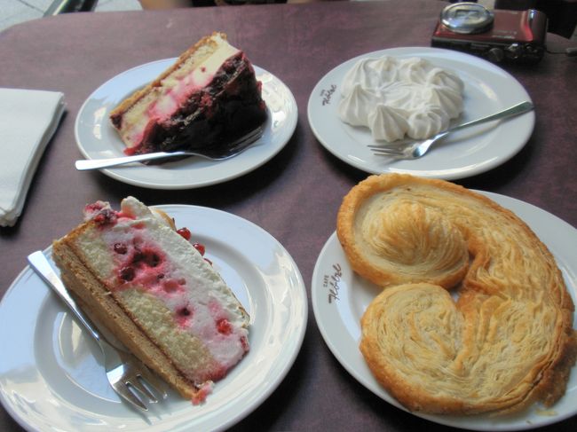 疲れてきました。<br />お茶の時間です。朝、買いすぎたナッツ類でリュックが重い！！<br /><br />４人で行ったのではありません。<br />私が、ケーキを２個食べているんです！<br />(かなり壊れています）