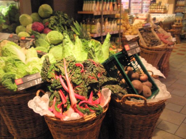 百貨店の地下の売り場です。カールシュタットの地下も結構高級な感じ。お土産にいいかも。<br /><br />ホテルに帰って、重いナッツ類をおろして休憩。<br />