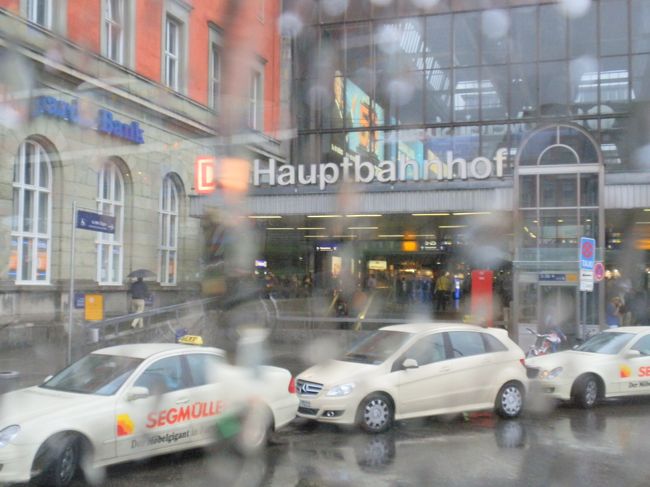 朝、駅からバスに乗って空港へ出発です。雨だー。<br />ここまで二人に送ってもらい私は先に帰ることに。<br />みんなありがとう。楽しかったよ。