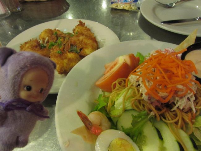 お夕飯はパシフィック・リムで、ということで、行ったことのないSamChoy'sにしたのですが・・・。<br /><br />期待が大きすぎたのか、特別おいしいわけでもなかったしはっきり言って2度目はない、というところでした。残念。<br /><br />帰りにWard CenterのNordstrom Rackに立ち寄り。<br />ジューシークチュールのジャージが激安でした（上下で80ドル程度）。ついでに言うならお昼にmacy'sで買ったキャリーバッグの違うラインのものが半値ほどで売られていて少々ショック・・・<br /><br />ここでもあれこれ買い物して満喫！