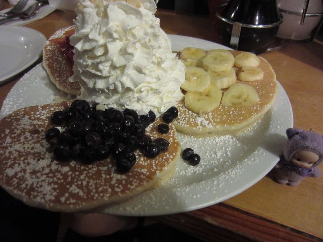 トロリーの停留所がまんまえにあり、日本人のおかげで繁盛している感じ。の割にウェイターさんの態度が今一つ。<br /><br />下の、受付係＆物販担当さんはめちゃめちゃホスピタリティあふれる感じがして好感が持てただけに残念。<br /><br />ちなみに頂いたのは、夜だけの3枚盛りSpecial Samplerなるもの。<br />バナナ、いちご、ブルーベリーの3つの味を一度に楽しめる一皿です。