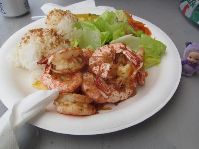 バターガーリックシュリンプ：＄12.00<br /><br />とにかく美味！まさしくハワイに求めていた味でした。<br />添えられているごはんにもガーリック味が付いていて、このプレートの全てのものがおいしかった♪星、3つです！！