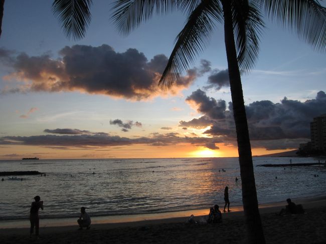 さて、ワイキキに戻ってきました！<br />今日もきれいな夕暮れです。<br />騒々しいし、人も多いけど、ワイキキビーチ＝ハワイ、な感じがする。<br />
