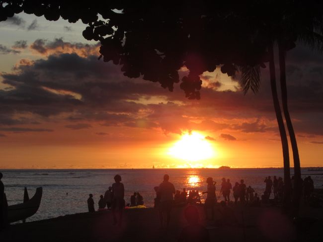 ホノルルの夕焼け。<br />またまた今日も、「地球に生まれてよかったぁ〜」！！<br />3泊5日の駆け足旅行なので、ハワイの夕日も今日で見おさめ。<br /><br />パッキング用の大きいスーツケースも入手できたし（リモワの軽いスーツケースの最大サイズがなんと税込＄600！）、あとは無事に帰るのみ。