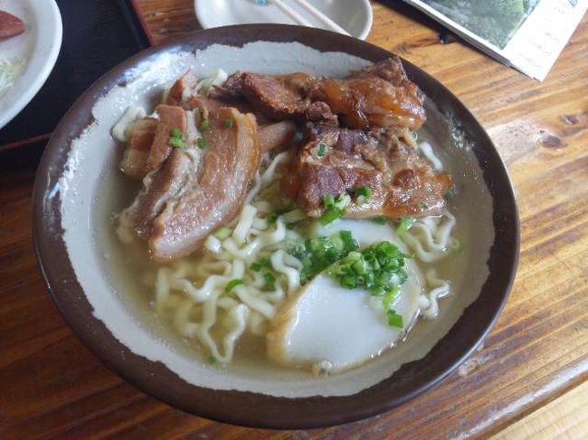 読谷方面へ向かう途中で昼御飯タイム。<br /><br />沖縄そば一食目は「花織そば」さんで。<br /><br />スープは結構トンコツ感強め。<br />思ったより野性味があるというか。<br /><br />道路沿いの駐車場は台数限られてるけど、<br />建物の裏側の方に大きな駐車スペースがあります。<br />(教えてもらわないと気付けない)<br /><br />